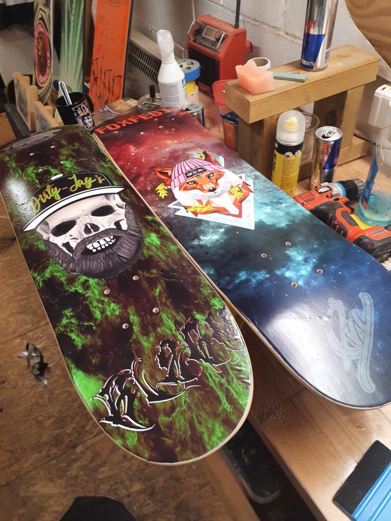 2 skateboards zonder wielen met logo foxfest en Dirty Jay.